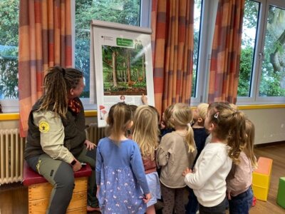 Die „Rollenden Waldschule“ der Kreisjägerschaft Düren besucht den Kindergarten