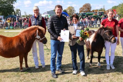 Foto zur Meldung: Sylvia Henze erhält  „Ehrentafel in Silber für besondere Leistungen auf dem Gebiet der Tierzucht für Ihre Leistung und Ihren Einsatz zum Wohle der Pferdezucht in Sachsen-Anhalt