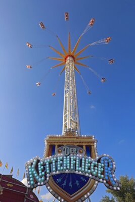 Vergnügungspark mit Riesenrad und Kettenflieger anlässlich des 30. Genthiner Kartoffelfestes