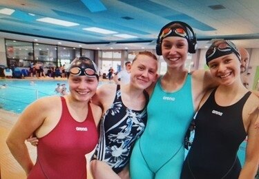 Über Platz 3 in der 4x50m Lagenstaffel weiblich freuen sich Viktoria Wendt, Josephine Kerkmann, Ella Carlotta Schildmann und Hermine Lorenz