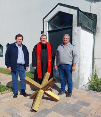 Kirchenvorsteher Joachim Reuer, Pfarrer Jürgen Henkel und Karel Svoboda bei der Entweihung des alten Kirchturmkreuzes. (Bild vergrößern)