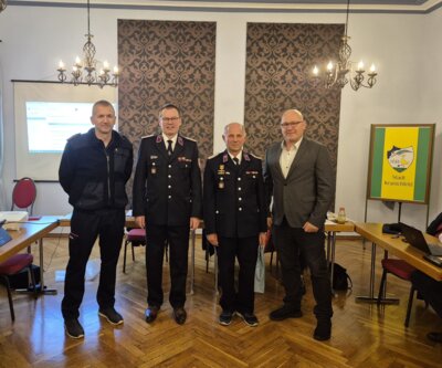 v.l.n.r. Nico Hertam, stellv. Stadtbrandmeister; Andreas Schmerbauch; Rainer Butzert; Jörg Bauer, Bürgermeister (Bild vergrößern)
