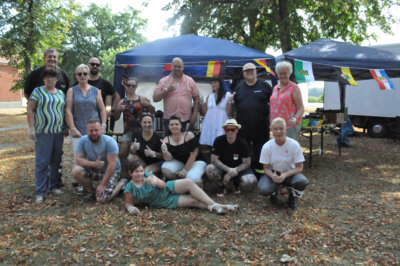 Die Helfergruppe in Groß Laasch unter der Federführung des Karnevalsvereins. Von hier waren es noch sieben Kilometer bis ins Ziel. (Foto: Mayk Pohle)