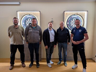 v.l.n.r.: Lorenz Bußmann (Gemeindevertreter Züssow), Björn Wudke (Vorstandsvorsitzender SG Karlsburg/Züssow), Bürgermeister Marian Schoknecht (Gemeinde Züssow), Mathias Bartoszewski (Gemeinde Karlsburg), Thomas Kaliebe (Abteilungsleiter Darts)