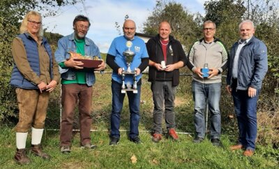 Foto zur Meldung: Bürgermeister überreicht Stadtpokal