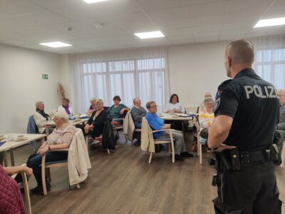 Infos über Betrugsmaschen beim Seniorentreff; Foto: S. Mnich (Bild vergrößern)