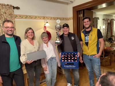 Auf dem Foto der 1. Vorstand Robert Köberle mit der erstplatzierten Mannschaft "Die Auers" mit Veronika, Romy und Stephan Auer, sowie dem 2. Vorstand Thomas Köberle; Selina Auer fehlt auf dem Foto (Bild vergrößern)