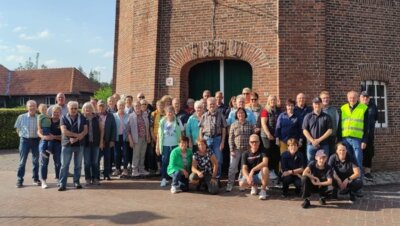 Gruppenfoto vor der Mühle Scharrel (Bild vergrößern)