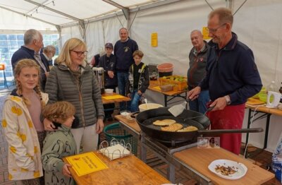 Leckere Apfelpfannkuchen erfreuten die Besucher (Foto: Groeneveld). (Bild vergrößern)