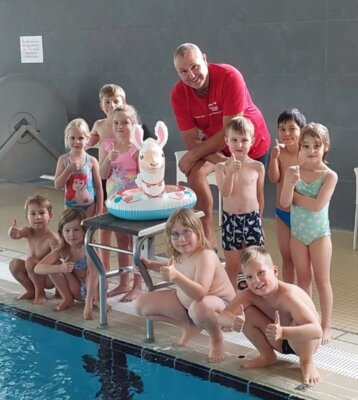 Erfolgreicher Abschluss des Anfängerschwimmkurses im Hallenbad Gedern (Bild vergrößern)
