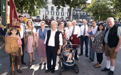 Gut gelaunt präsentierten sich die Vereinsmitglier beim Auszug (Bild vergrößern)