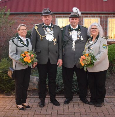 Vizekönig Kai Greußlich mit Ehefrau Nicoletta (re) und Adjutant Hans-Perter Meier mit Ehefrau Anja