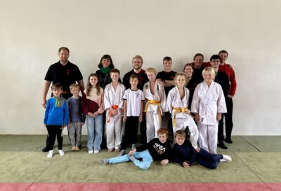 Die Safari-Kids mit den Trainerinnen und Trainern des JVU
