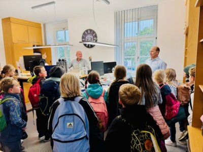Die vierten Klassen besuchen die VG Heustreu und begrüßen Herrn Bürgermeister Bruckmüller im Schulhaus Hollstadt