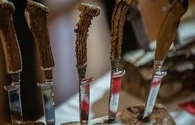 Hinweis zum Tragen von Trachtenmessern / Trachtenstiletts