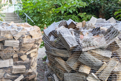Frisches Holz für den Lehmofen