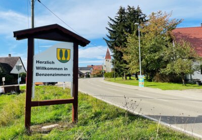 Neue Ortstafeln in Benzenzimmern (Bild vergr&ouml;&szlig;ern)