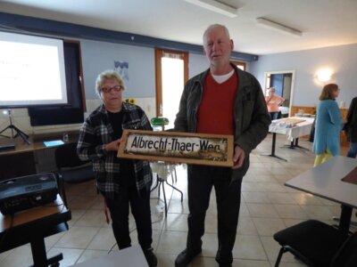 Ein 100jähriges Straßenschild zieht von Berlin Dahlem nach Möglin. Der Albrecht-Thaer-Weg.