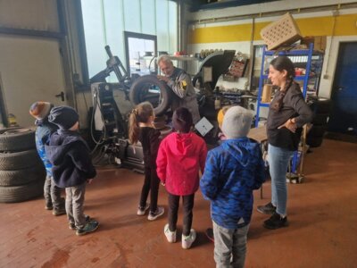 Die Kinder waren begeistert von der Arbeit eines KFZ-Meisters in der Firma Schröter.