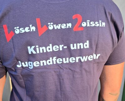 Foto zur Meldung: Neue T-Shirts für die Lösch-Löwen-Loissin