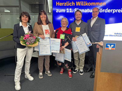 Die Sieger beim Literatur-Förderpreis von Signatur stehen fest: Angelika Banzhaf, Vorsitzende von Signatur, die Preisträger Margrit Wolff, Christa Konrad und Dirk Wittmann sowie Volksbank-Vorstandsvorsitzender Thomas Stauber (von links). (Foto: Christel Voith)