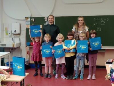 Übergabe Portfolioordner durch den Förderverein