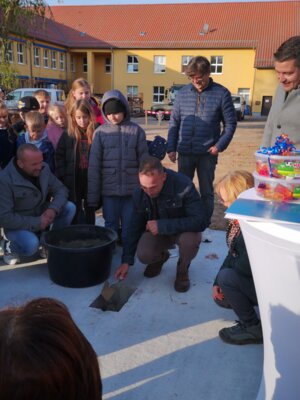 Meldung: Feierliche Grundsteinlegung für den Erweiterungsbau unserer Grundschule!