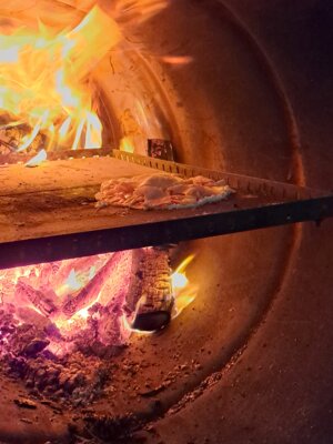 Eine der Pizzen im mobilen Pizzaofen.