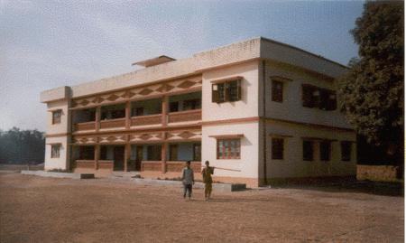 2 Die erste Schule wurde um eine weitere Etage erweitert und zum Hostel umfunktioniert.gif