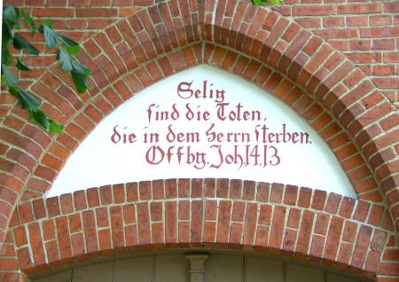 Inschrift über dem Eingang zur Friedhofskapelle in Schlakendorf