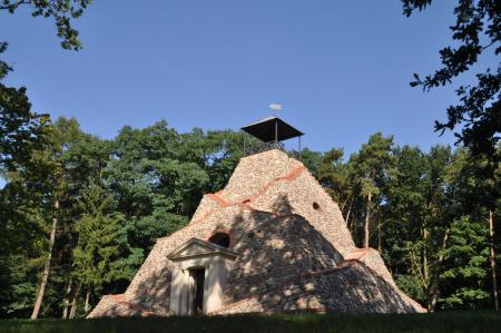 Feldsteinpyramide in Garzau