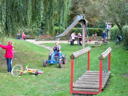 Der Spielplatz lädt.. Der Spielplatz lädt..