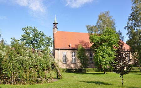 Die Auferstehungskirche mit Weidenkapelle davor.