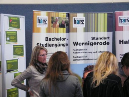 Am Stand der Hochschule Harz