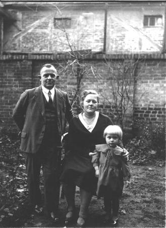Ernst Ludwig Heinrich Kolar mit Ehefrau Anna Luise Georgine Karoline, geb. Geß und Tochter Irmgard (1.12.1930 in Neukalen)