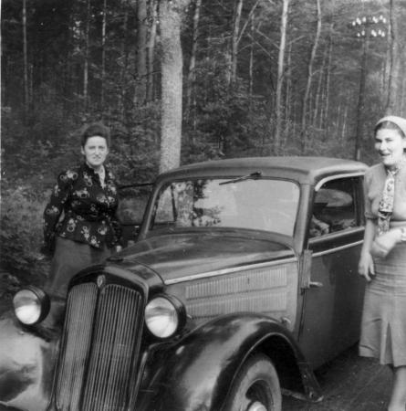 Elfriede Voigt mit ihrem Auto