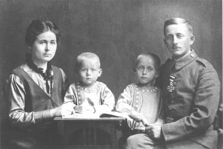 Elly und August Kosser mit den beiden Kindern Karl und Heinz (Foto von 1918)