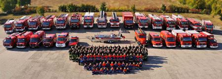 Gruppenbild mit allen Fahrzeugen der Feuerwehr Oranienburg