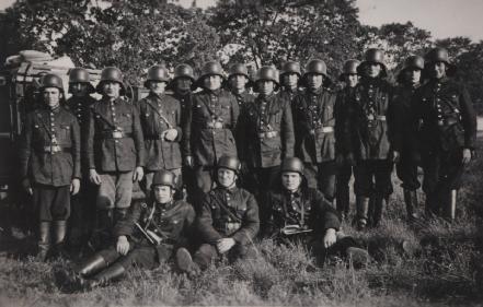 Gruppenfoto vor dem Krieg.JPG