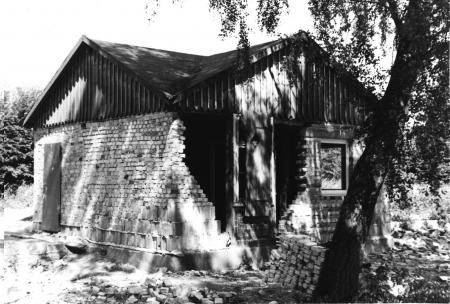 Umbau des ehemaligen Badeanstaltshäuschen am Kuhdamm durch die Neukalener Jagdgruppe (Juli 1989)