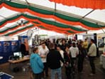 Messebesucher im Zelt vor dem Kulturhaus