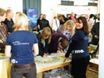 Am Stand des AIFS informieren sich Schüler über Auslandsaufenthalte. Am Stand des AIFS informieren sich Schüler über Auslandsaufenthalte.