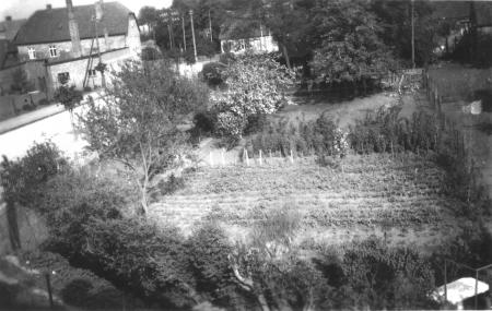 Der Garten im hinteren Teil des Kindergartens (Aufnahme von 1935)