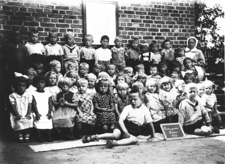 Kindergartengruppe mit Schwester Marie Licht 1933 (1)
