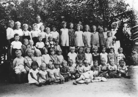 Kindergartengruppe mit Schwester Marie Licht 1933 (2)