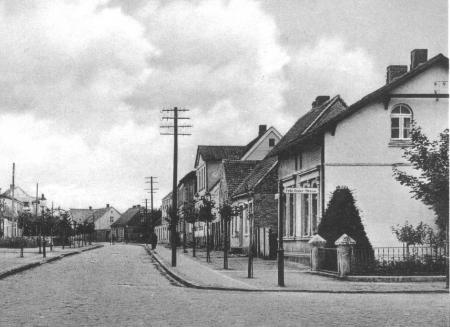 Das Gebäude der Kleinkinderschule auf einer Ansichtskarte um 1940 (rechts)