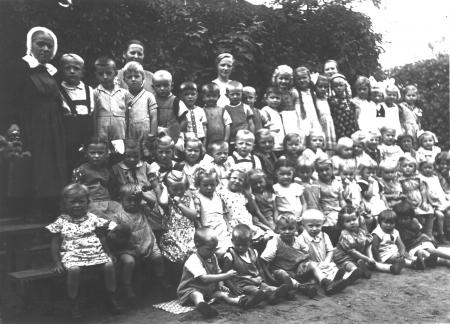 Kindergartengruppe 1937 (links oben: Diakonissin Marie Licht