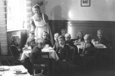 Kindergruppe um 1953/54 beim Frühstück mit Brot und Milch, Kindergärtnerin Marianne Foth