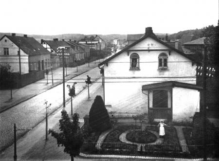 Ansicht des Kindergartens mit Schwester Marie Licht 1932
