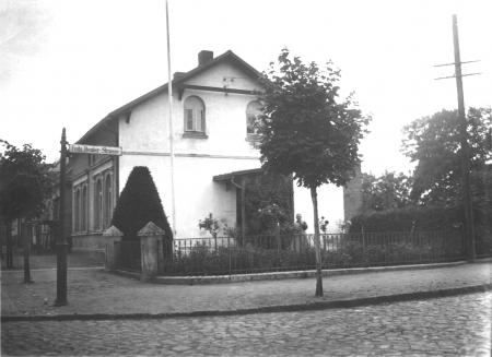 Ansicht des Kindergartens am 26.8.1932 mit Frau Henschel